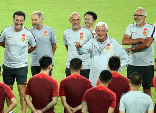 从幕后角落到聚光灯下：揭秘娱乐圈的隐秘挣扎与成长